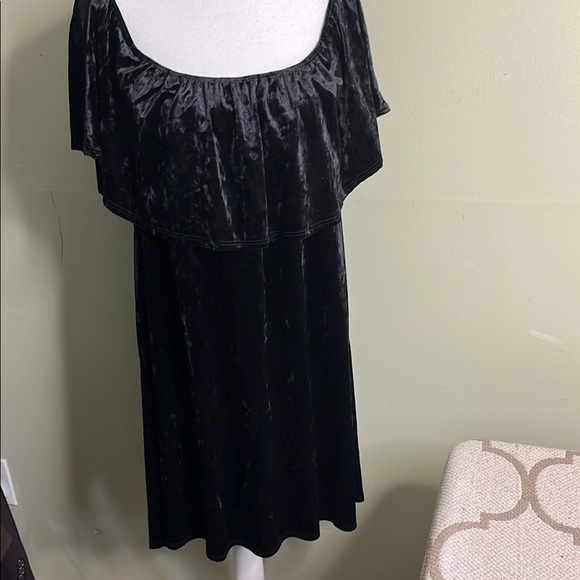 Tres Bien Elegant Black Velvet Mini off the shoulder Dress - Picture 3 of 14